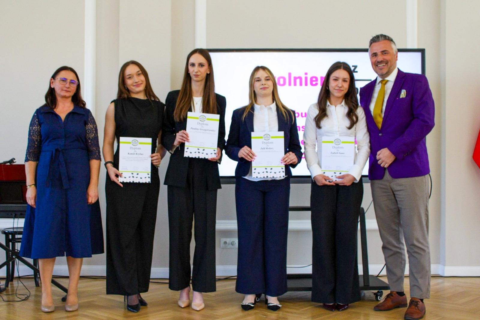 Zdjęcie w galerii na portalu naszraciborz.pl: Pożegnanie absolwentów Ekonomika. 4 maja ruszają matury wiadomości z regionu