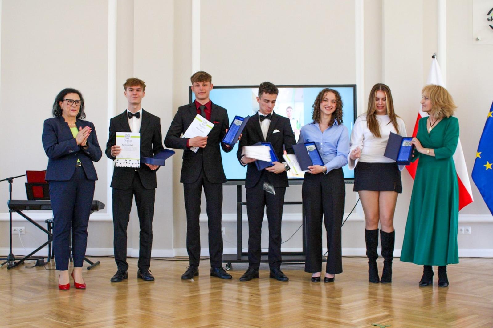 Zdjęcie w galerii na portalu naszraciborz.pl: Pożegnanie absolwentów Ekonomika. 4 maja ruszają matury wiadomości z regionu