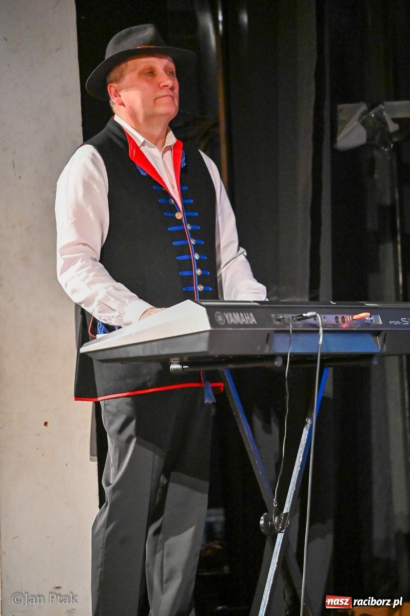 Zdjęcie w galerii na portalu naszraciborz.pl: Śląska tradycja wybrzmiała w Strzesze. Koncert pełen muzyki i folkloru wiadomości z regionu