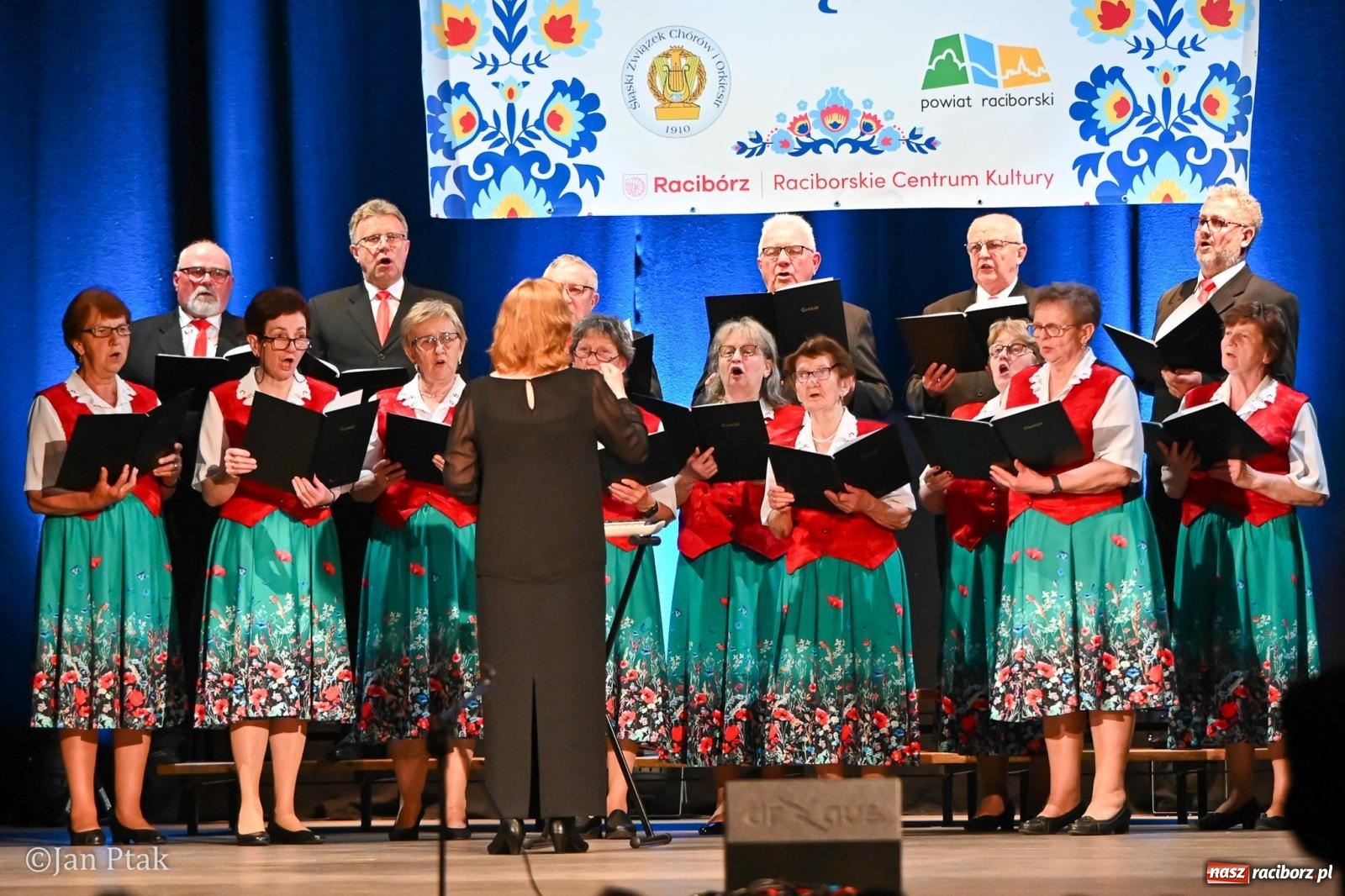 Zdjęcie w galerii na portalu naszraciborz.pl: Śląska tradycja wybrzmiała w Strzesze. Koncert pełen muzyki i folkloru wiadomości z regionu