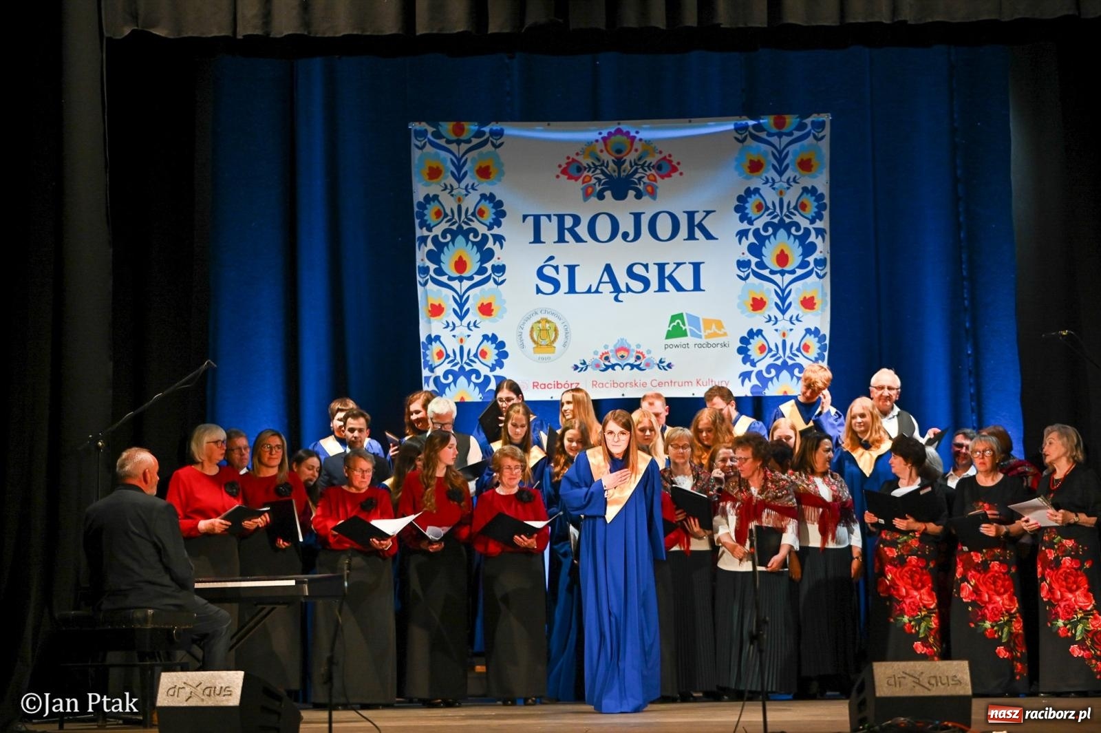 Zdjęcie w galerii na portalu naszraciborz.pl: Śląska tradycja wybrzmiała w Strzesze. Koncert pełen muzyki i folkloru wiadomości z regionu