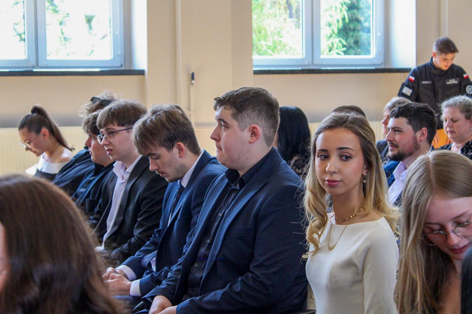 Zdjęcie w galerii na portalu naszraciborz.pl: Pożegnania nadszedł czas. Maturzyści na ostatniej prostej przed egzaminem dojrzałości wiadomości z regionu