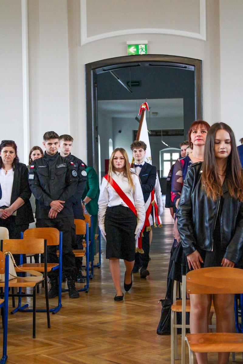 Zdjęcie w galerii na portalu naszraciborz.pl: Pożegnania nadszedł czas. Maturzyści na ostatniej prostej przed egzaminem dojrzałości wiadomości z regionu