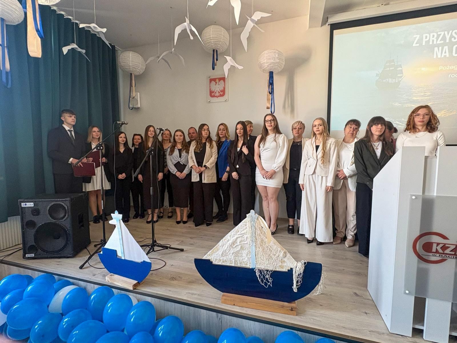 Zdjęcie w galerii na portalu naszraciborz.pl: Pożegnania nadszedł czas. Maturzyści na ostatniej prostej przed egzaminem dojrzałości wiadomości z regionu