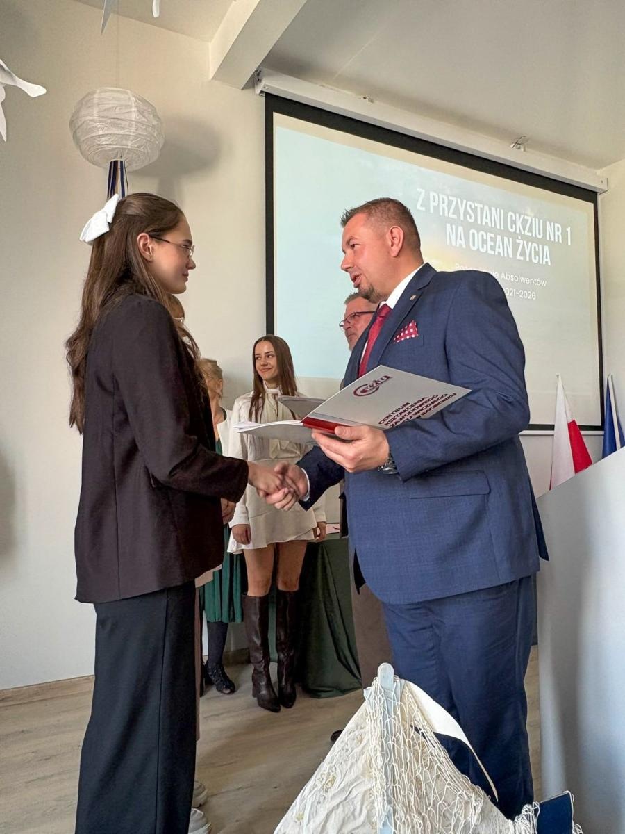 Zdjęcie w galerii na portalu naszraciborz.pl: Pożegnania nadszedł czas. Maturzyści na ostatniej prostej przed egzaminem dojrzałości wiadomości z regionu