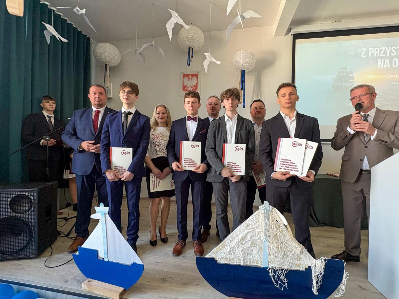 Zdjęcie w galerii na portalu naszraciborz.pl: Pożegnania nadszedł czas. Maturzyści na ostatniej prostej przed egzaminem dojrzałości wiadomości z regionu