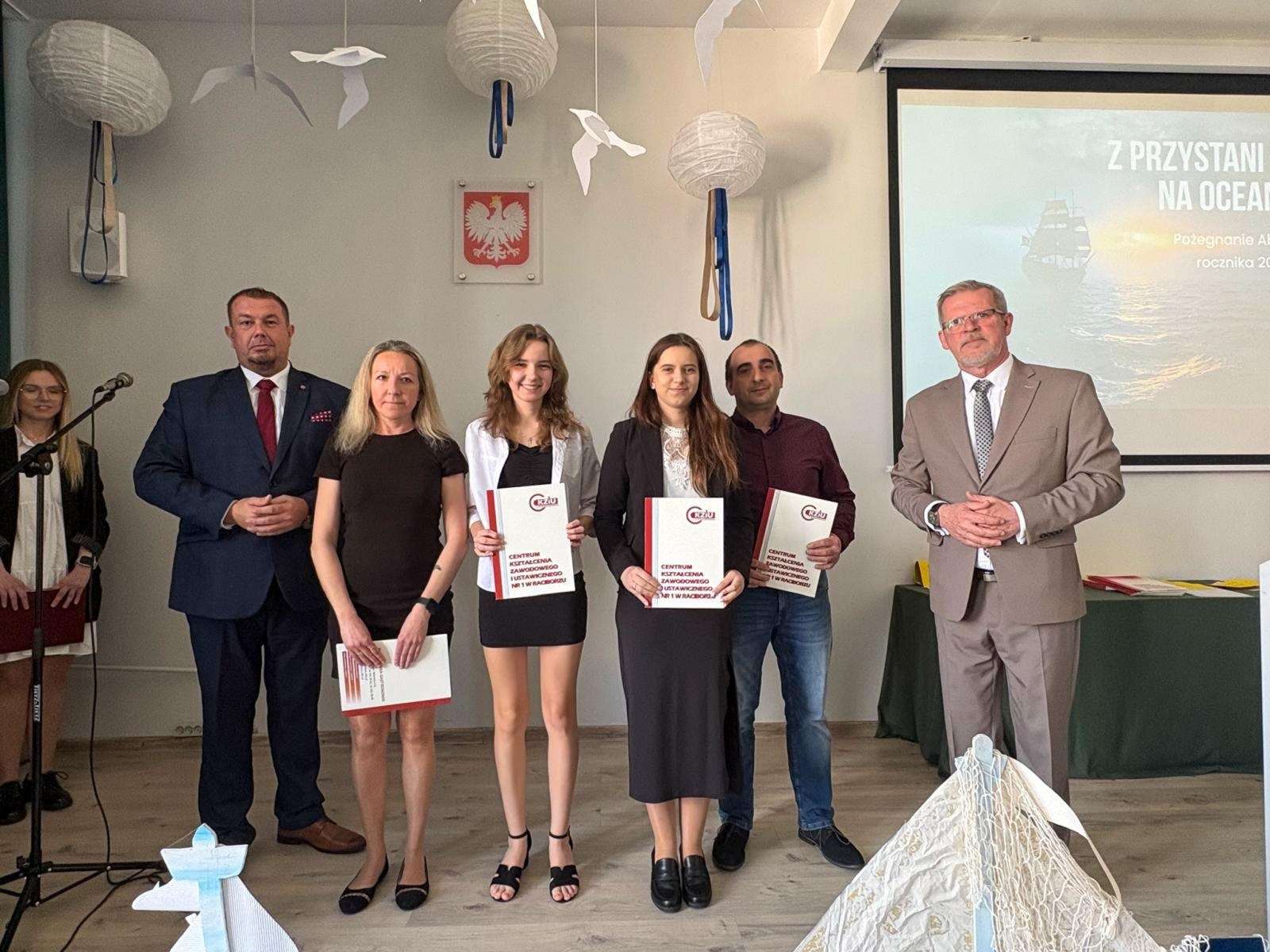 Zdjęcie w galerii na portalu naszraciborz.pl: Pożegnania nadszedł czas. Maturzyści na ostatniej prostej przed egzaminem dojrzałości wiadomości z regionu