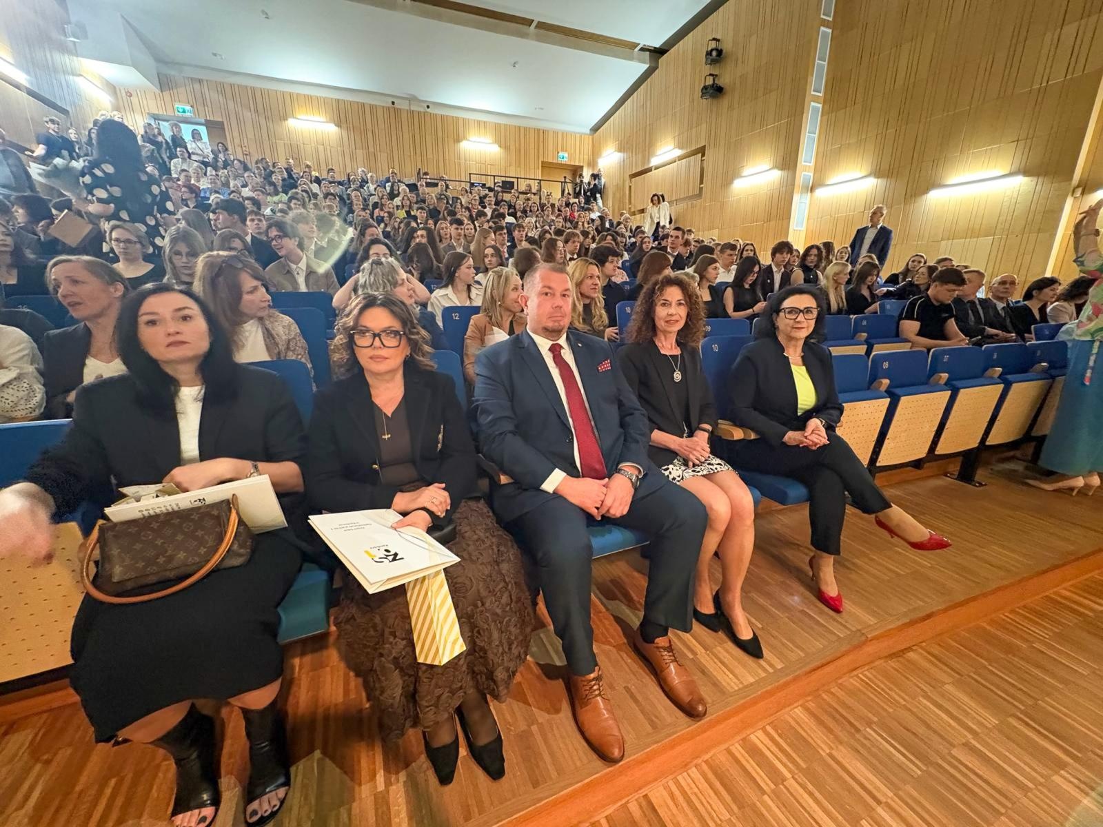 Zdjęcie w galerii na portalu naszraciborz.pl: Pożegnania nadszedł czas. Maturzyści na ostatniej prostej przed egzaminem dojrzałości wiadomości z regionu