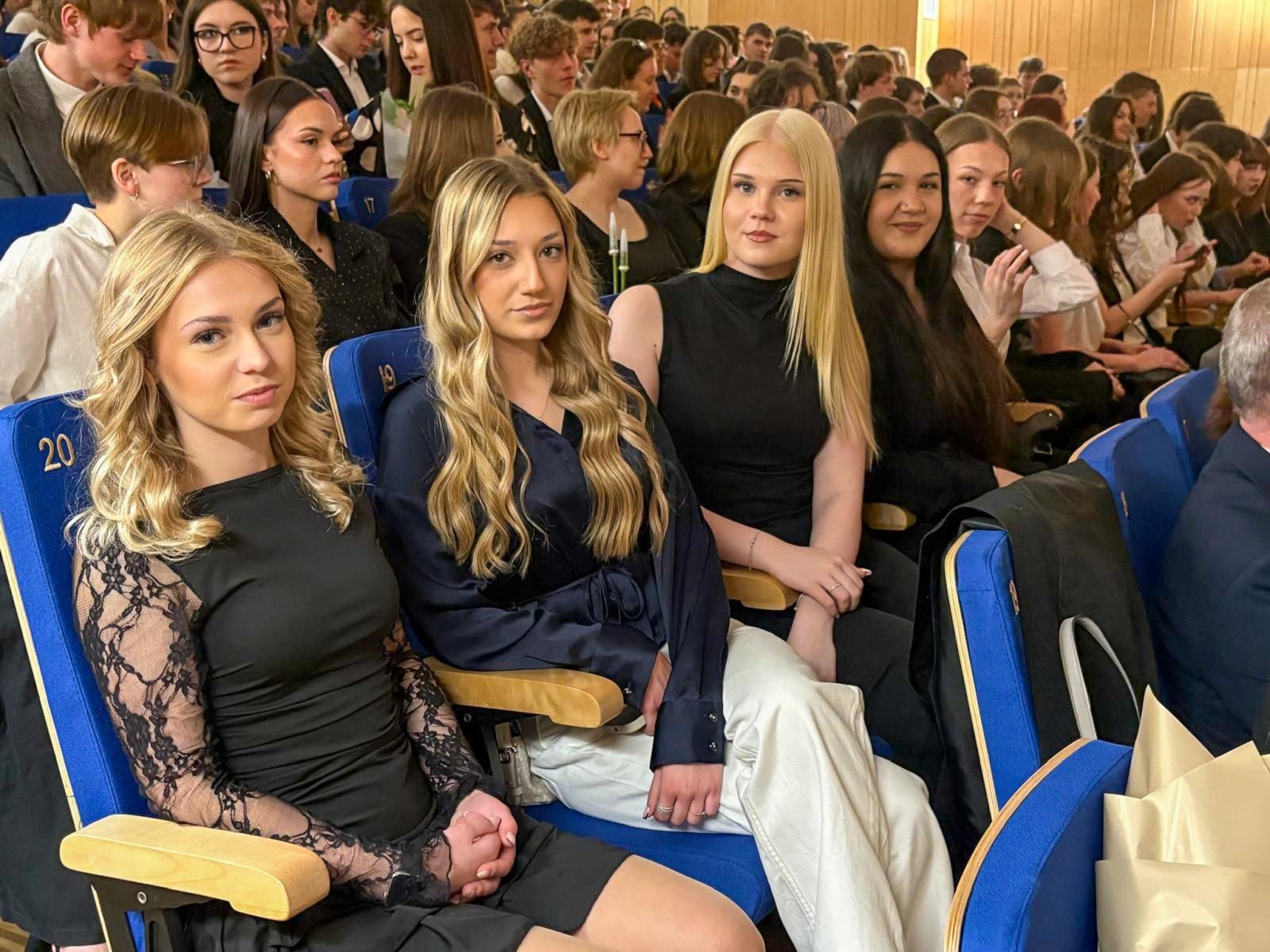 Zdjęcie w galerii na portalu naszraciborz.pl: Pożegnania nadszedł czas. Maturzyści na ostatniej prostej przed egzaminem dojrzałości wiadomości z regionu