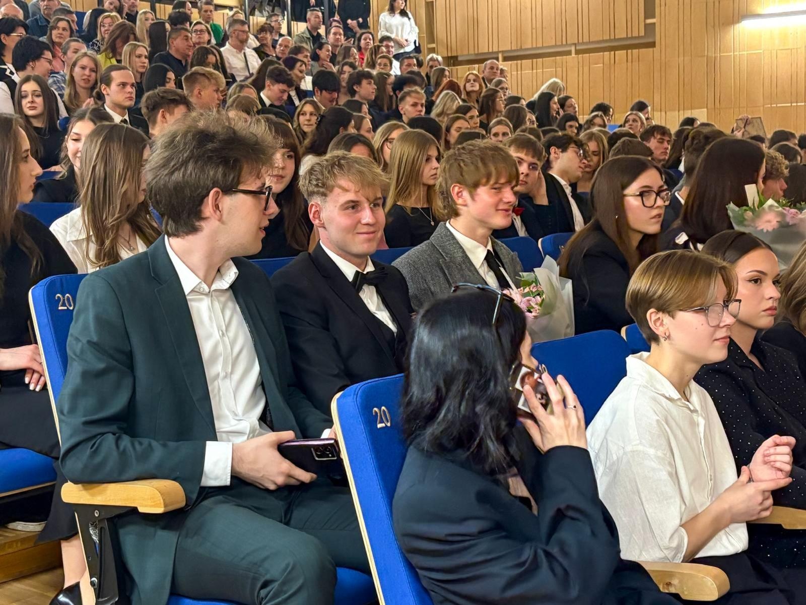 Zdjęcie w galerii na portalu naszraciborz.pl: Pożegnania nadszedł czas. Maturzyści na ostatniej prostej przed egzaminem dojrzałości wiadomości z regionu