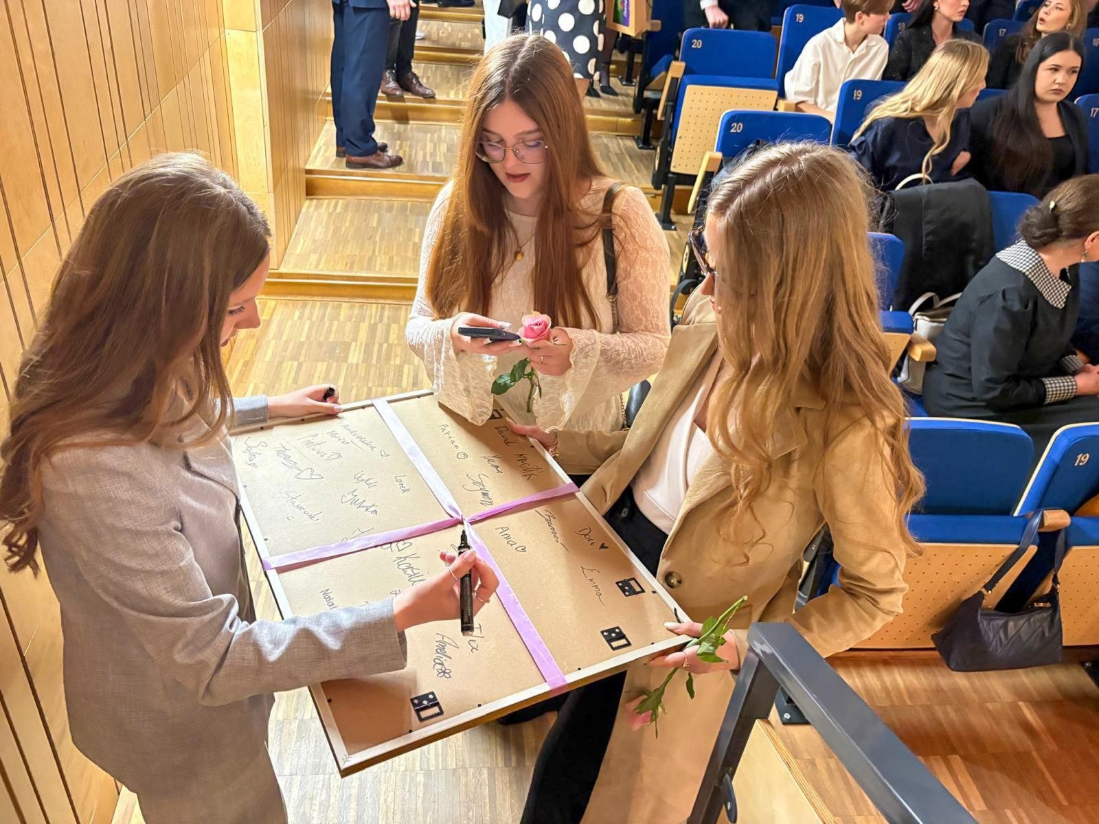 Zdjęcie w galerii na portalu naszraciborz.pl: Pożegnania nadszedł czas. Maturzyści na ostatniej prostej przed egzaminem dojrzałości wiadomości z regionu