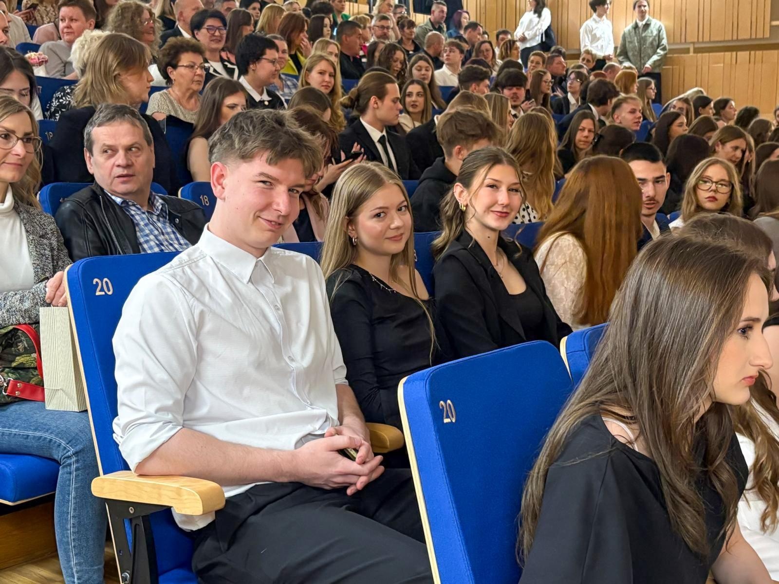 Zdjęcie w galerii na portalu naszraciborz.pl: Pożegnania nadszedł czas. Maturzyści na ostatniej prostej przed egzaminem dojrzałości wiadomości z regionu