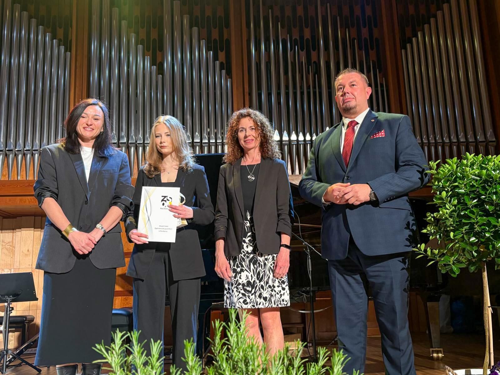 Zdjęcie w galerii na portalu naszraciborz.pl: Pożegnania nadszedł czas. Maturzyści na ostatniej prostej przed egzaminem dojrzałości wiadomości z regionu