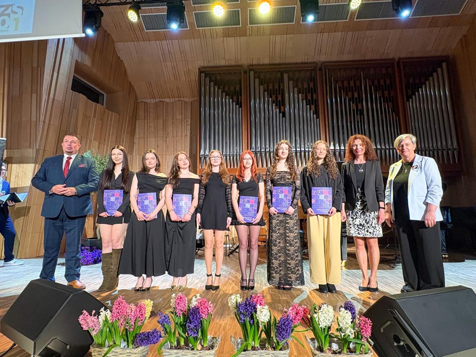 Zdjęcie w galerii na portalu naszraciborz.pl: Pożegnania nadszedł czas. Maturzyści na ostatniej prostej przed egzaminem dojrzałości wiadomości z regionu