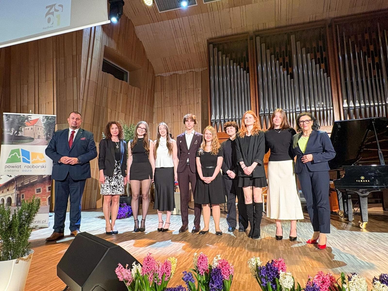 Zdjęcie w galerii na portalu naszraciborz.pl: Pożegnania nadszedł czas. Maturzyści na ostatniej prostej przed egzaminem dojrzałości wiadomości z regionu