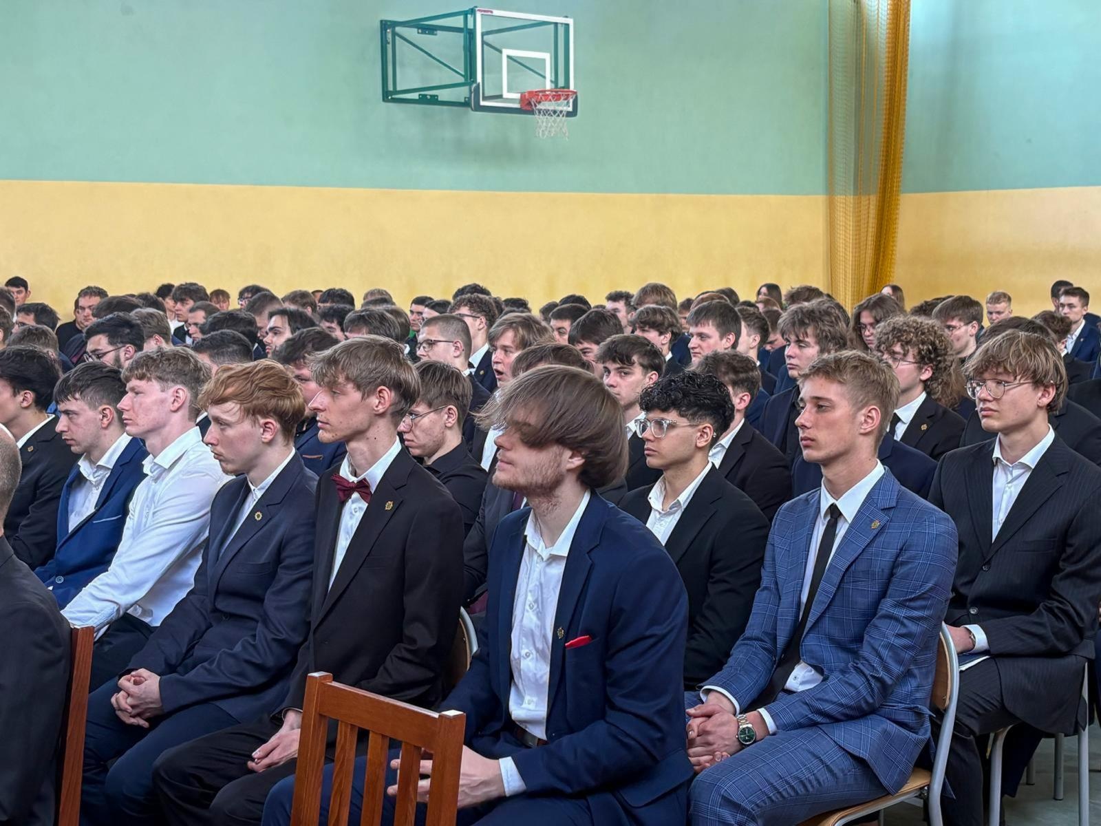 Zdjęcie w galerii na portalu naszraciborz.pl: Pożegnania nadszedł czas. Maturzyści na ostatniej prostej przed egzaminem dojrzałości wiadomości z regionu