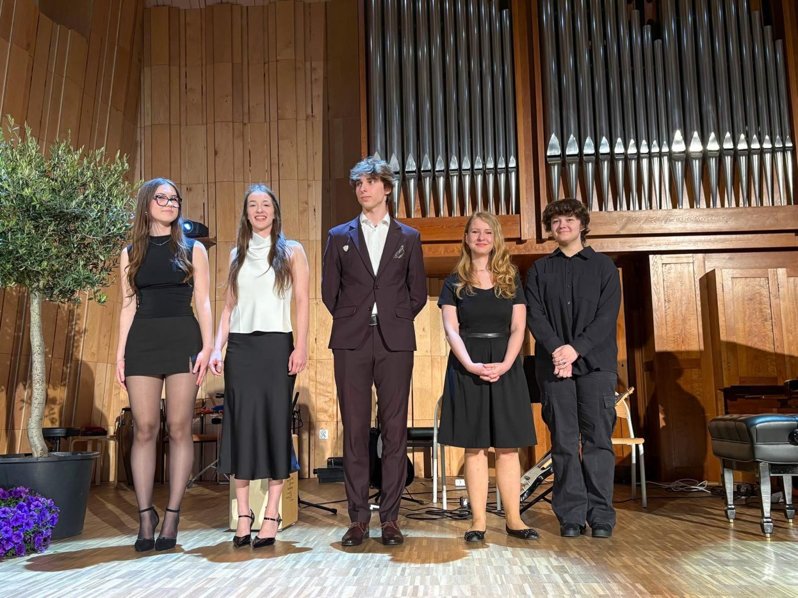 Zdjęcie w galerii na portalu naszraciborz.pl: Pożegnania nadszedł czas. Maturzyści na ostatniej prostej przed egzaminem dojrzałości wiadomości z regionu