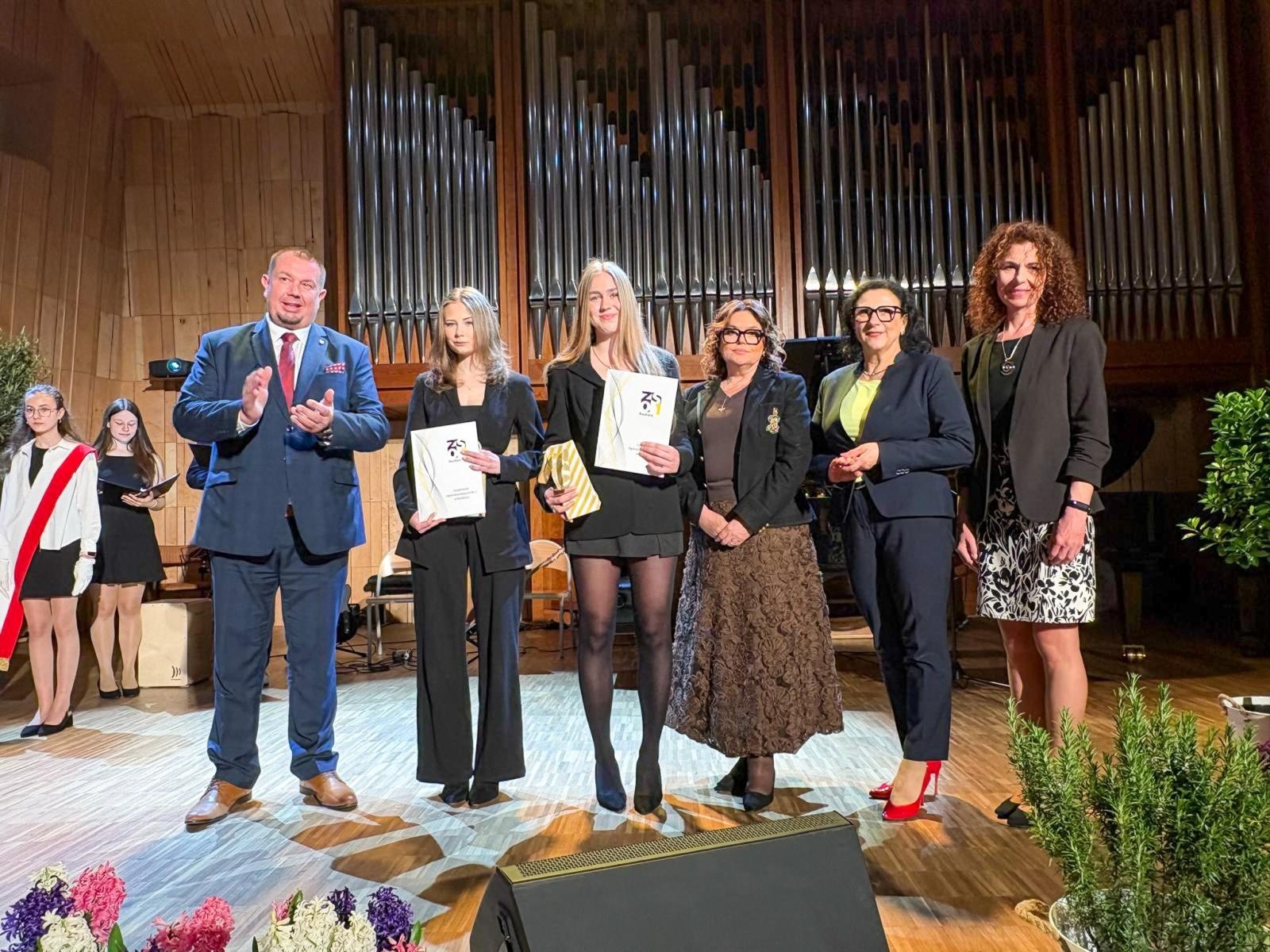 Zdjęcie w galerii na portalu naszraciborz.pl: Pożegnania nadszedł czas. Maturzyści na ostatniej prostej przed egzaminem dojrzałości wiadomości z regionu