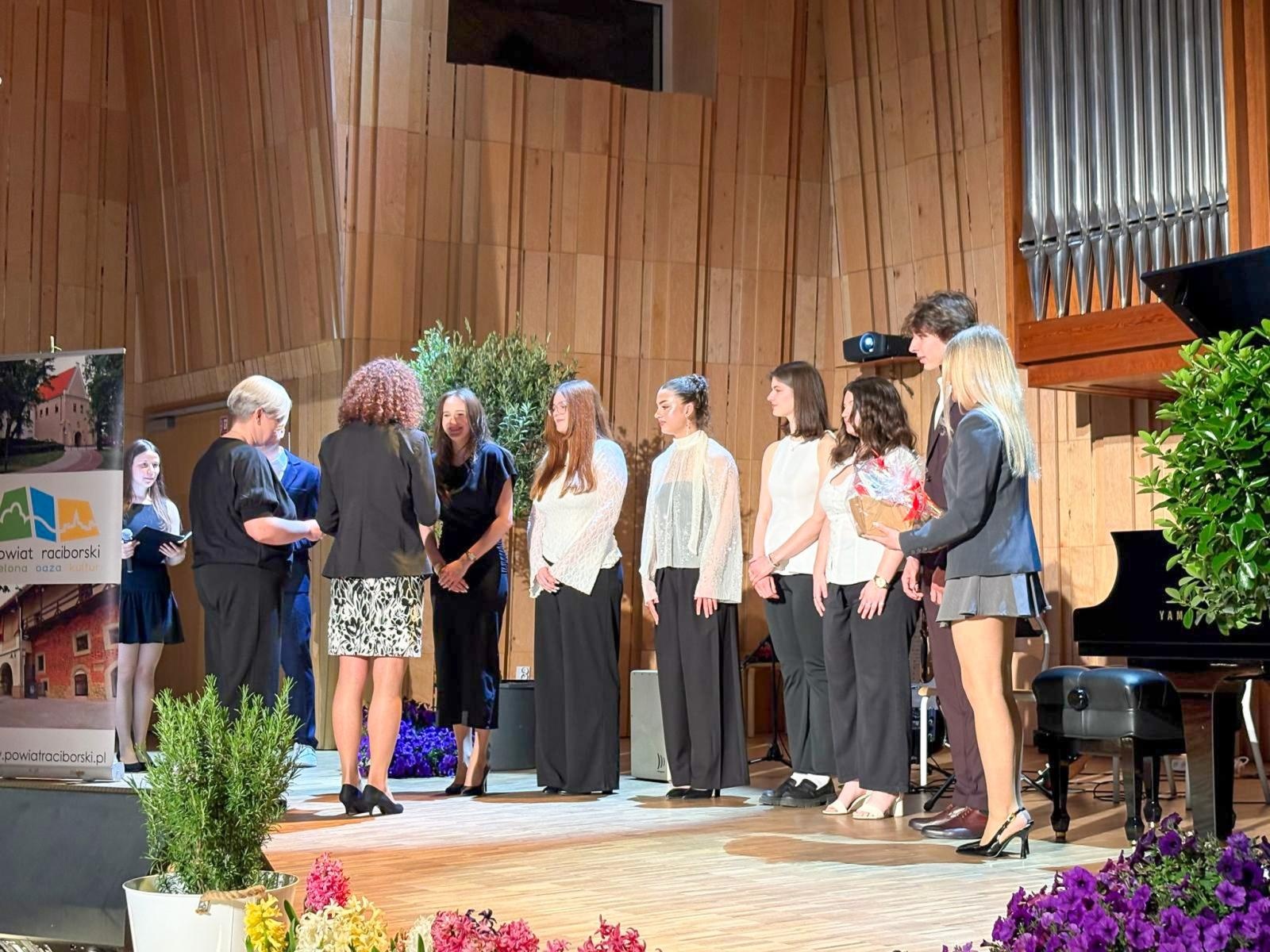 Zdjęcie w galerii na portalu naszraciborz.pl: Pożegnania nadszedł czas. Maturzyści na ostatniej prostej przed egzaminem dojrzałości wiadomości z regionu