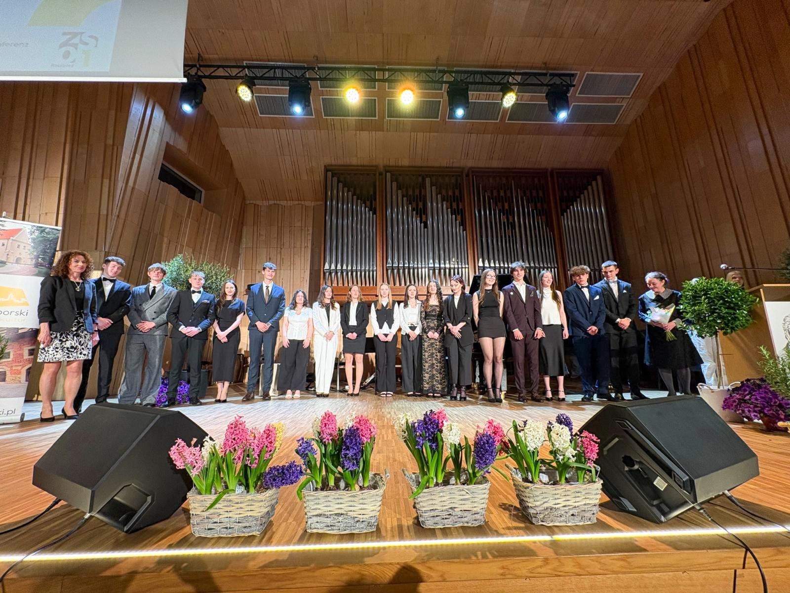 Zdjęcie w galerii na portalu naszraciborz.pl: Pożegnania nadszedł czas. Maturzyści na ostatniej prostej przed egzaminem dojrzałości wiadomości z regionu