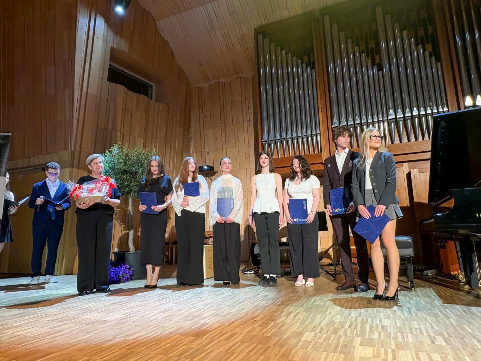 Zdjęcie w galerii na portalu naszraciborz.pl: Pożegnania nadszedł czas. Maturzyści na ostatniej prostej przed egzaminem dojrzałości wiadomości z regionu