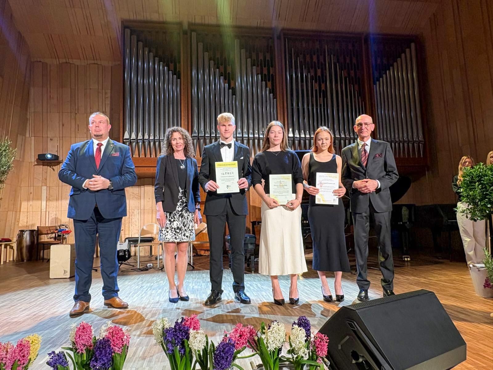Zdjęcie w galerii na portalu naszraciborz.pl: Pożegnania nadszedł czas. Maturzyści na ostatniej prostej przed egzaminem dojrzałości wiadomości z regionu