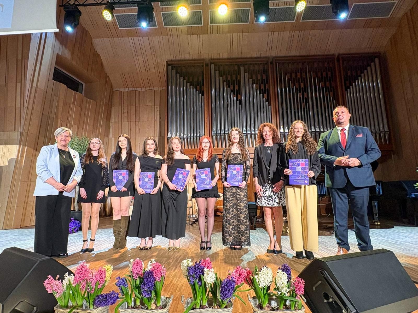 Zdjęcie w galerii na portalu naszraciborz.pl: Pożegnania nadszedł czas. Maturzyści na ostatniej prostej przed egzaminem dojrzałości wiadomości z regionu