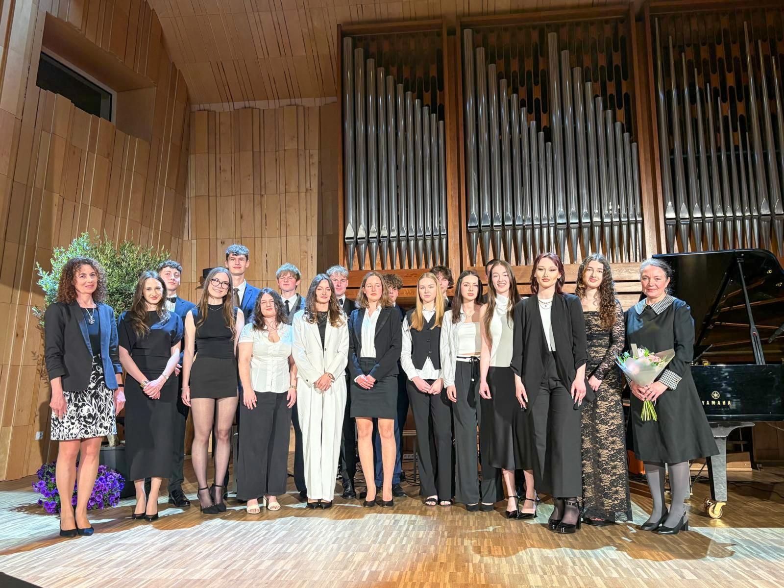 Zdjęcie w galerii na portalu naszraciborz.pl: Pożegnania nadszedł czas. Maturzyści na ostatniej prostej przed egzaminem dojrzałości wiadomości z regionu