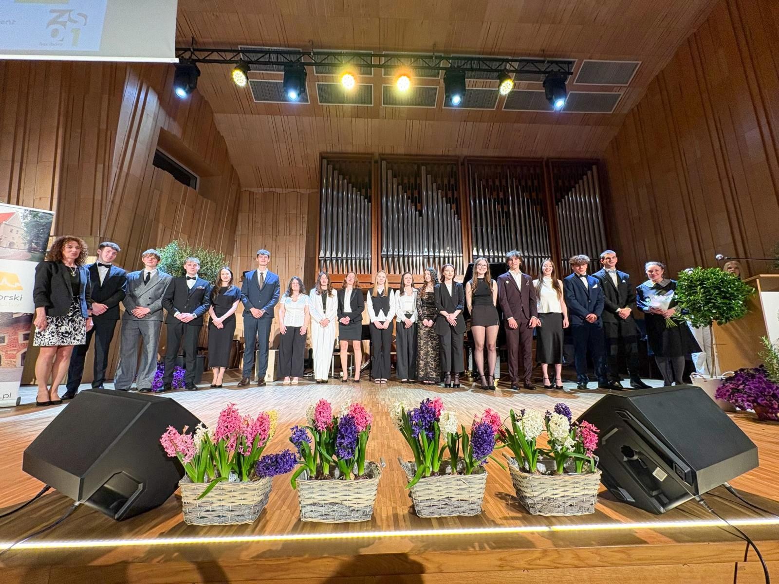 Zdjęcie w galerii na portalu naszraciborz.pl: Pożegnania nadszedł czas. Maturzyści na ostatniej prostej przed egzaminem dojrzałości wiadomości z regionu
