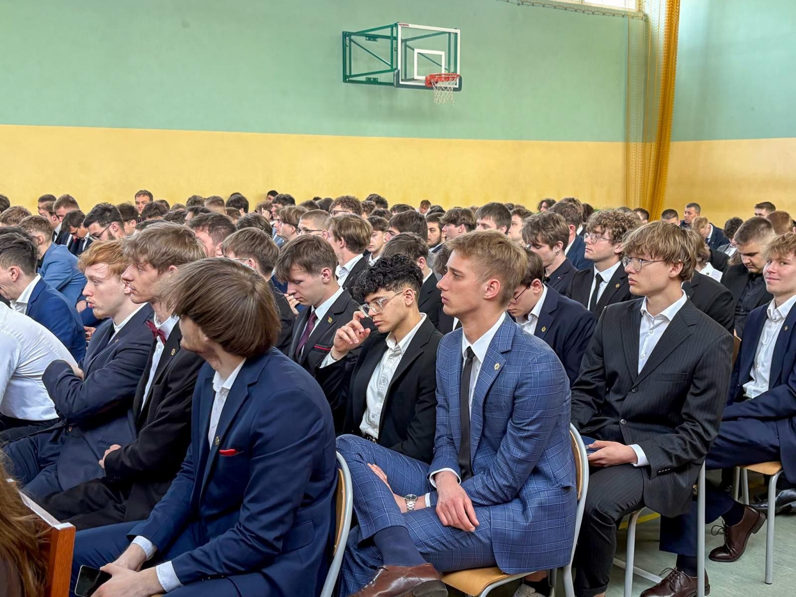 Zdjęcie w galerii na portalu naszraciborz.pl: Pożegnania nadszedł czas. Maturzyści na ostatniej prostej przed egzaminem dojrzałości wiadomości z regionu