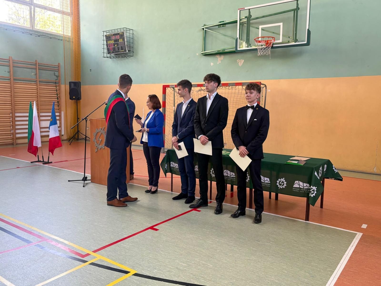 Zdjęcie w galerii na portalu naszraciborz.pl: Pożegnania nadszedł czas. Maturzyści na ostatniej prostej przed egzaminem dojrzałości wiadomości z regionu