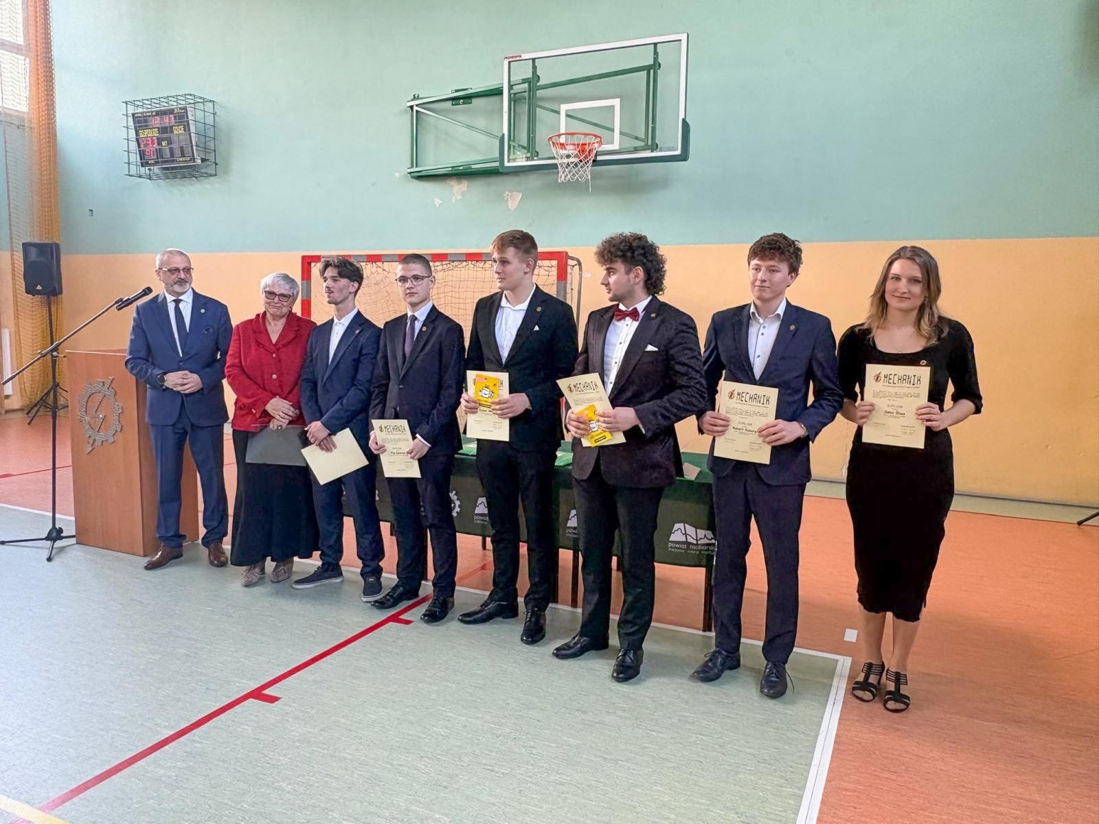 Zdjęcie w galerii na portalu naszraciborz.pl: Pożegnania nadszedł czas. Maturzyści na ostatniej prostej przed egzaminem dojrzałości wiadomości z regionu