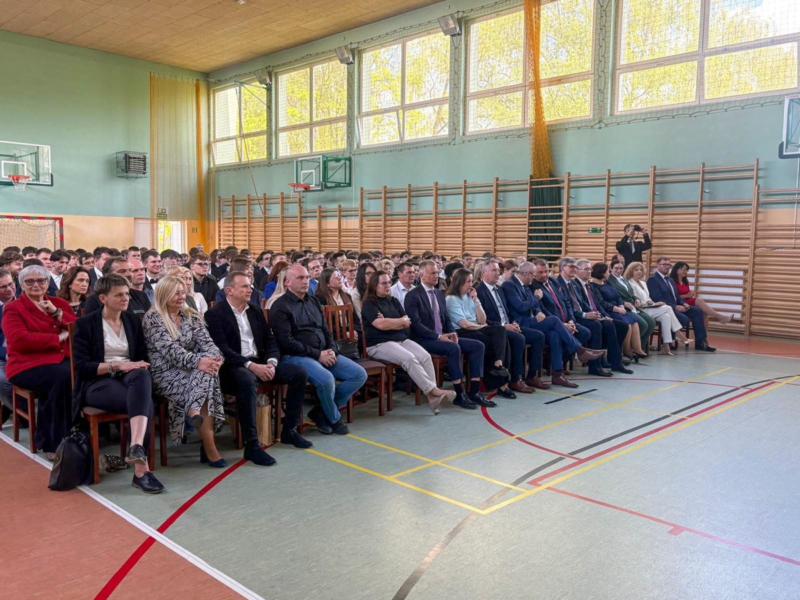 Zdjęcie w galerii na portalu naszraciborz.pl: Pożegnania nadszedł czas. Maturzyści na ostatniej prostej przed egzaminem dojrzałości wiadomości z regionu