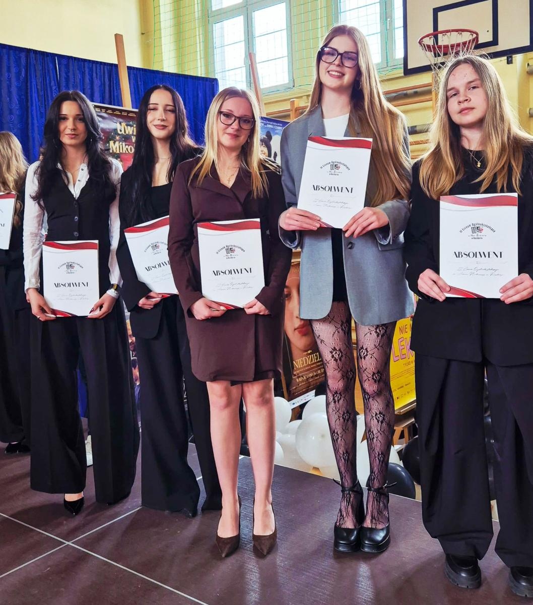 Zdjęcie w galerii na portalu naszraciborz.pl: Pożegnania nadszedł czas. Maturzyści na ostatniej prostej przed egzaminem dojrzałości wiadomości z regionu