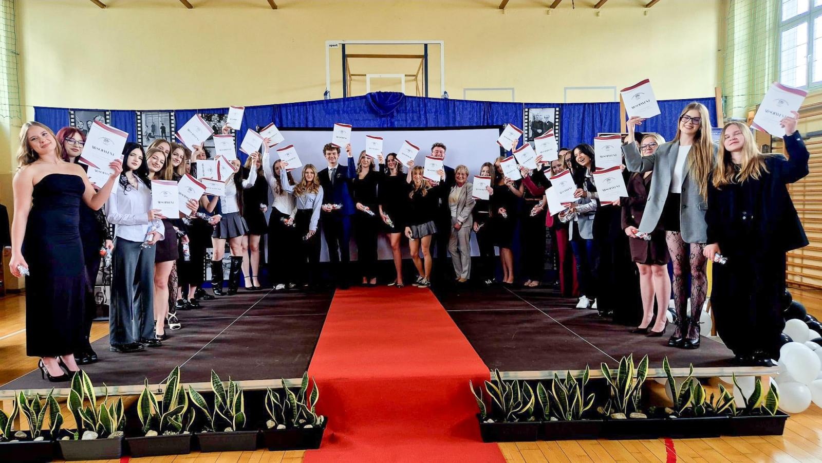 Zdjęcie w galerii na portalu naszraciborz.pl: Pożegnania nadszedł czas. Maturzyści na ostatniej prostej przed egzaminem dojrzałości wiadomości z regionu