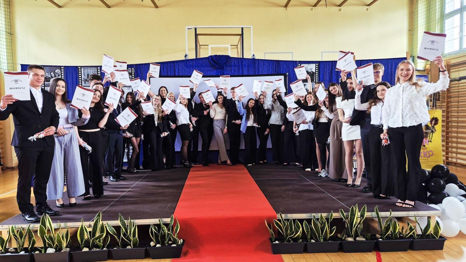 Zdjęcie w galerii na portalu naszraciborz.pl: Pożegnania nadszedł czas. Maturzyści na ostatniej prostej przed egzaminem dojrzałości wiadomości z regionu