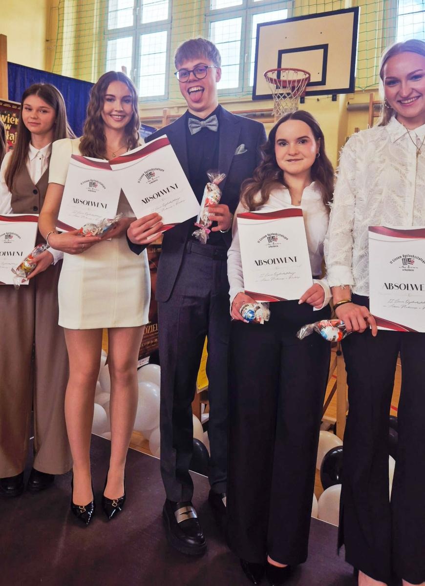 Zdjęcie w galerii na portalu naszraciborz.pl: Pożegnania nadszedł czas. Maturzyści na ostatniej prostej przed egzaminem dojrzałości wiadomości z regionu