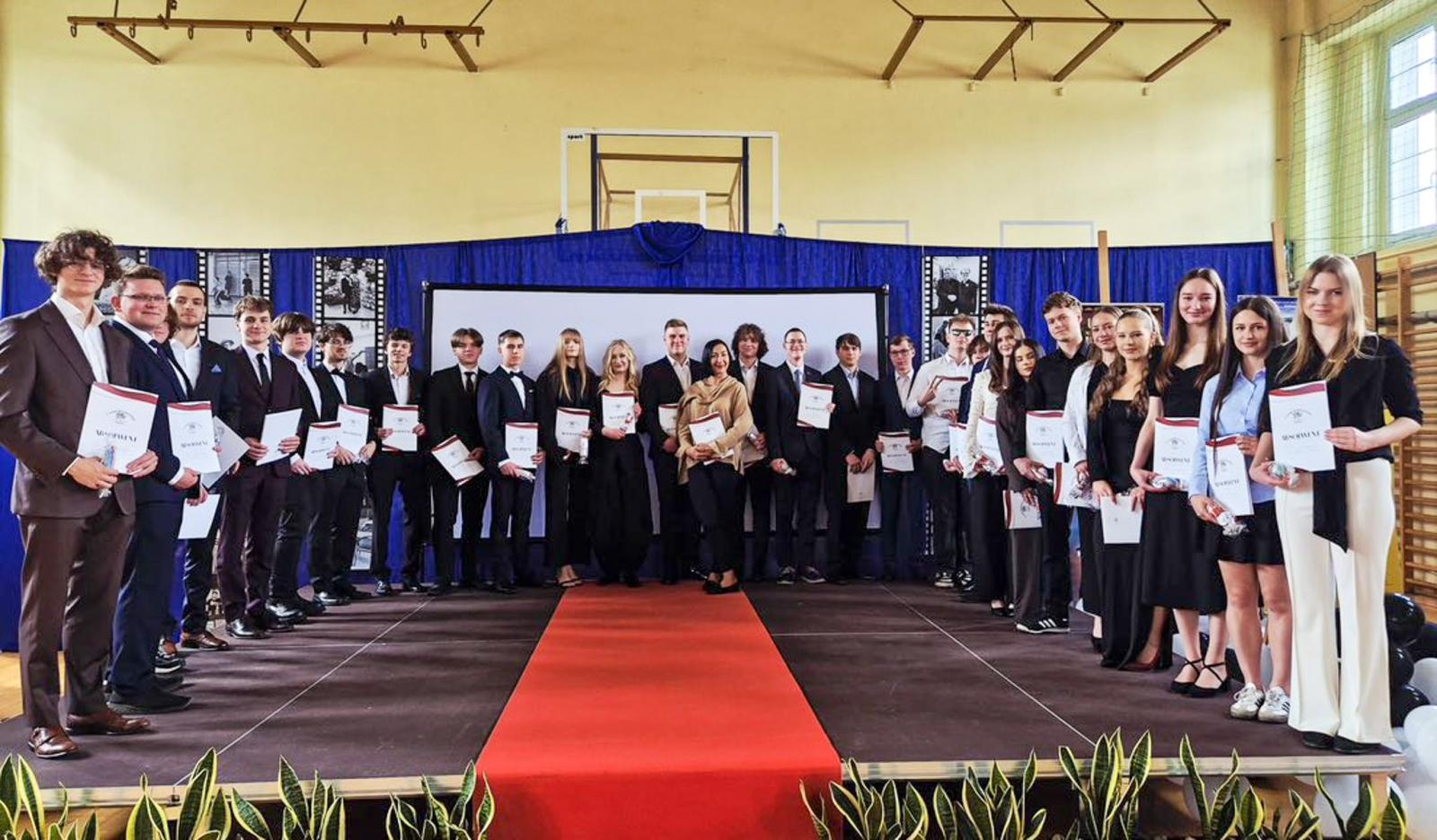 Zdjęcie w galerii na portalu naszraciborz.pl: Pożegnania nadszedł czas. Maturzyści na ostatniej prostej przed egzaminem dojrzałości wiadomości z regionu