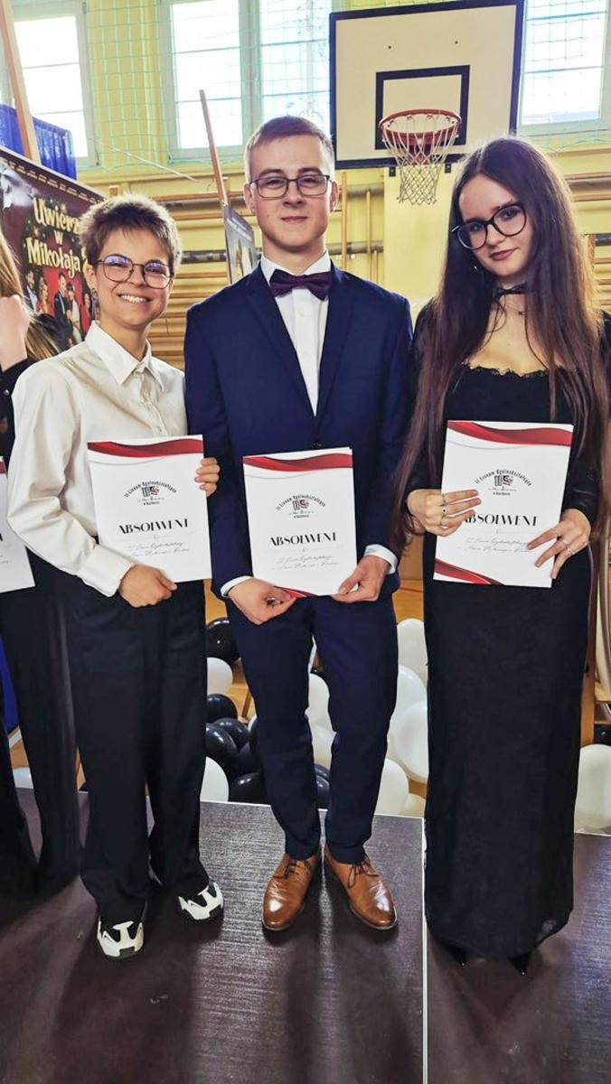 Zdjęcie w galerii na portalu naszraciborz.pl: Pożegnania nadszedł czas. Maturzyści na ostatniej prostej przed egzaminem dojrzałości wiadomości z regionu