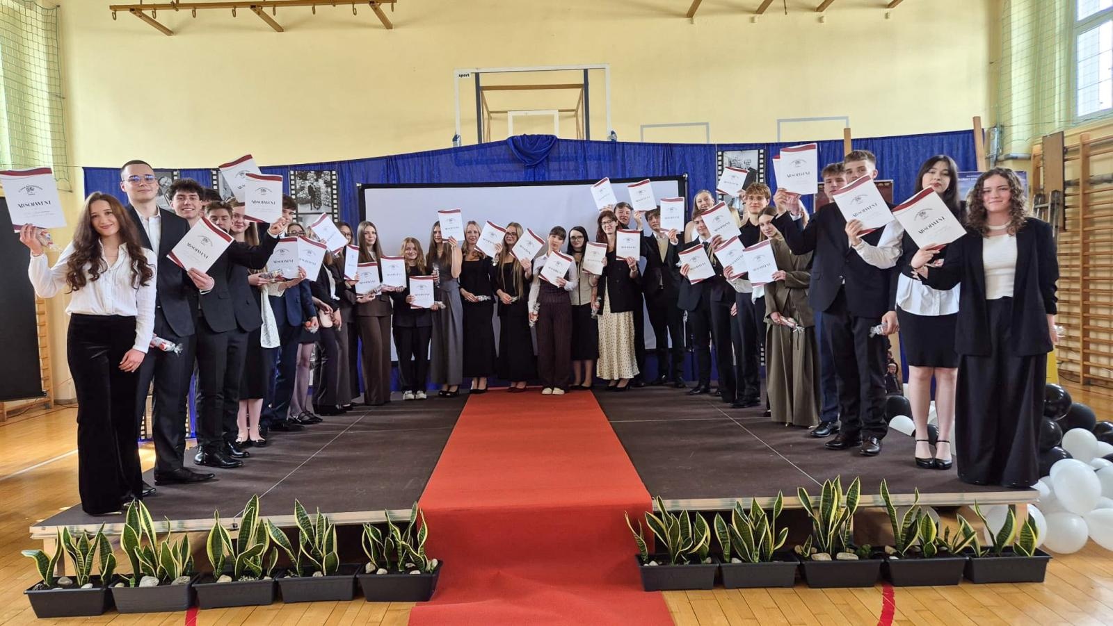 Zdjęcie w galerii na portalu naszraciborz.pl: Pożegnania nadszedł czas. Maturzyści na ostatniej prostej przed egzaminem dojrzałości wiadomości z regionu