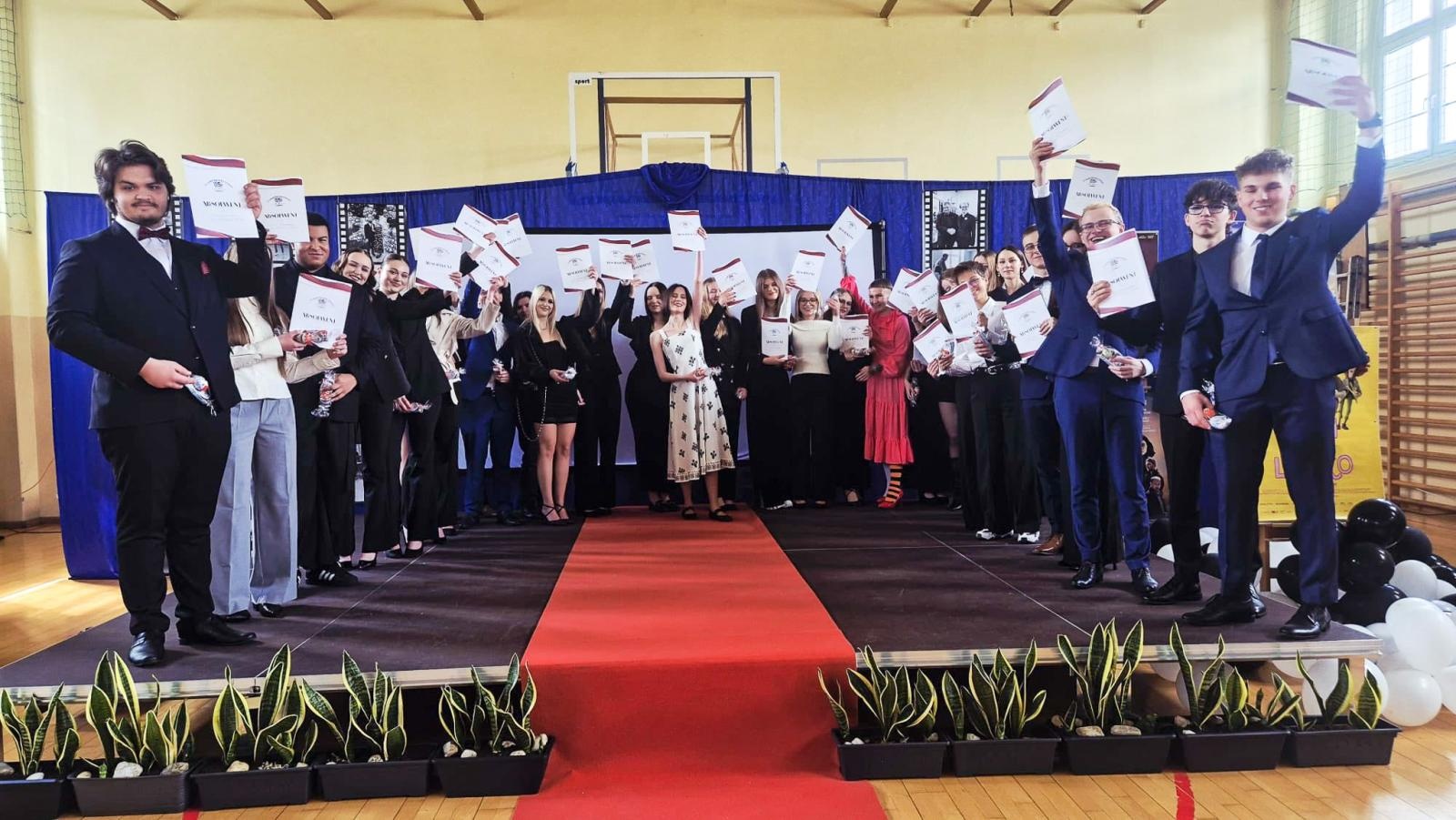 Zdjęcie w galerii na portalu naszraciborz.pl: Pożegnania nadszedł czas. Maturzyści na ostatniej prostej przed egzaminem dojrzałości wiadomości z regionu