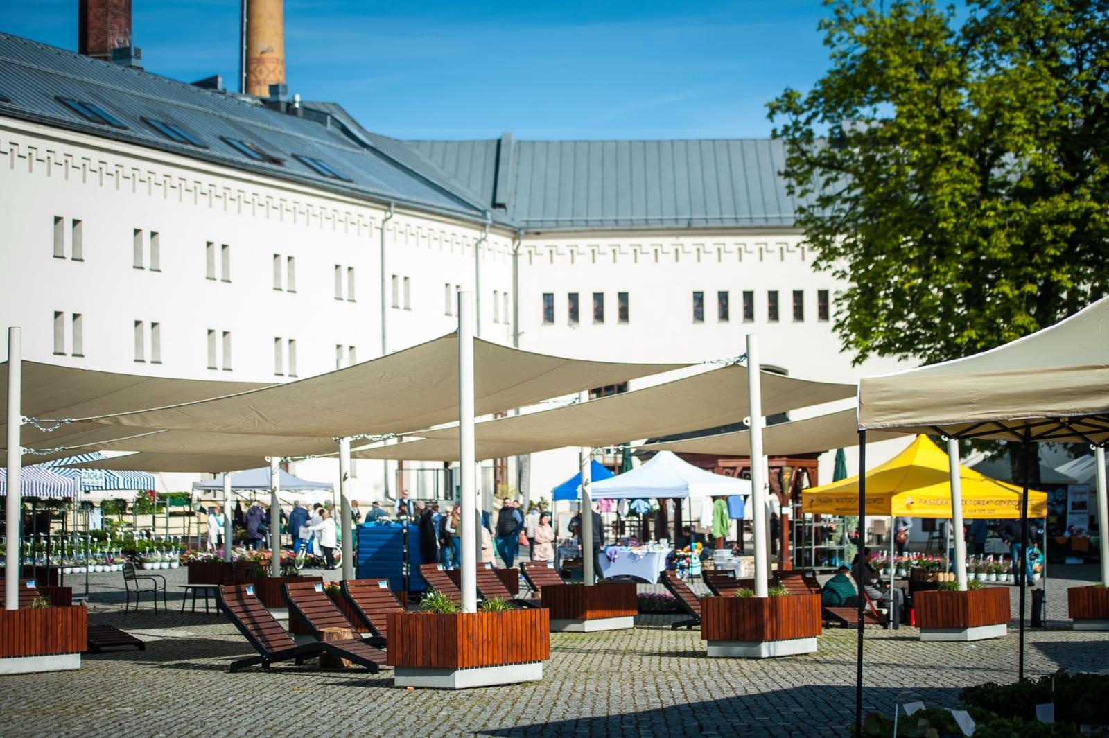 Zdjęcie w galerii na portalu naszraciborz.pl: Ruszył wiosenny jarmark na Zamku Piastowskim w Raciborzu wiadomości z regionu