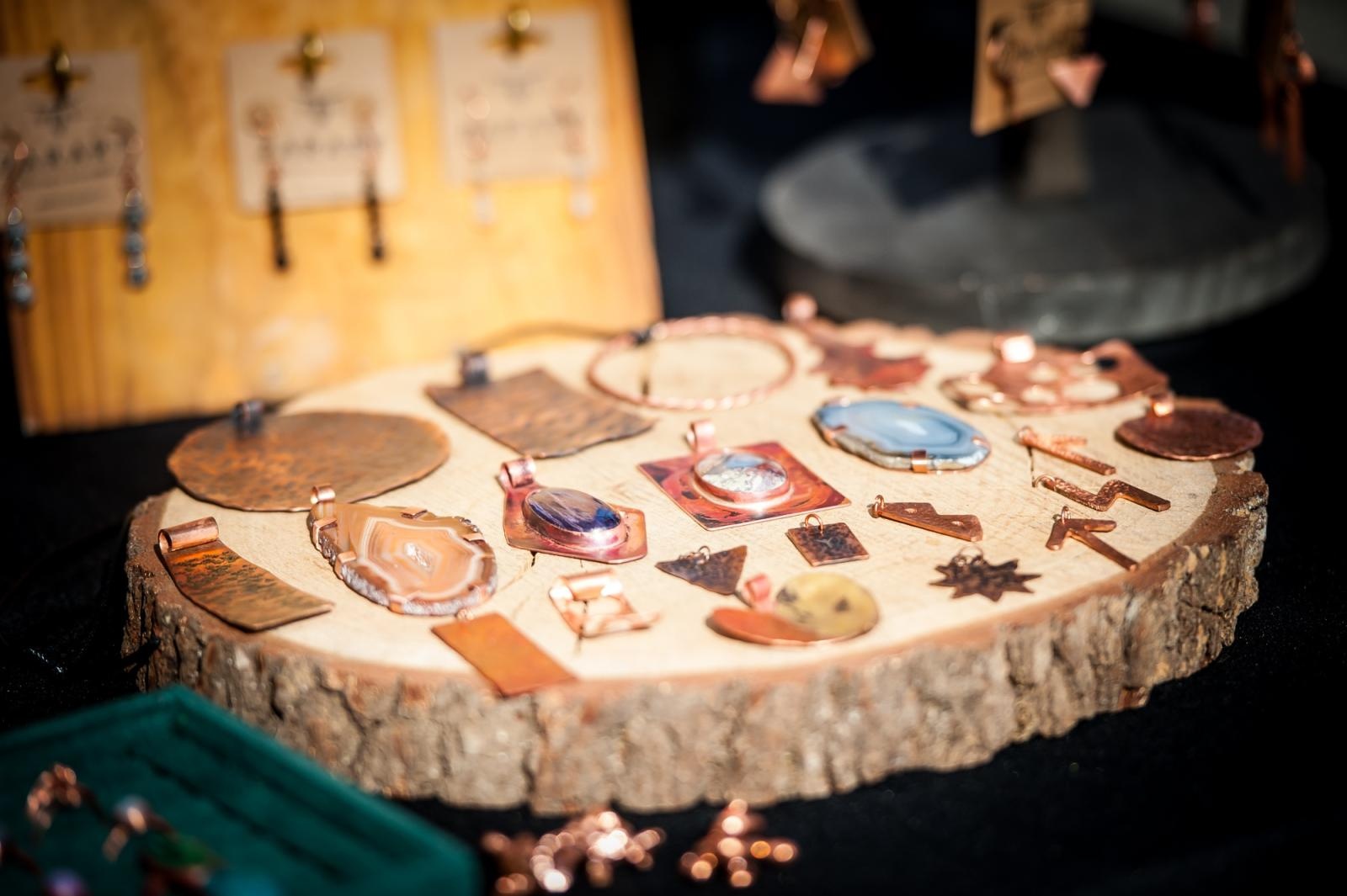 Zdjęcie w galerii na portalu naszraciborz.pl: Ruszył wiosenny jarmark na Zamku Piastowskim w Raciborzu wiadomości z regionu