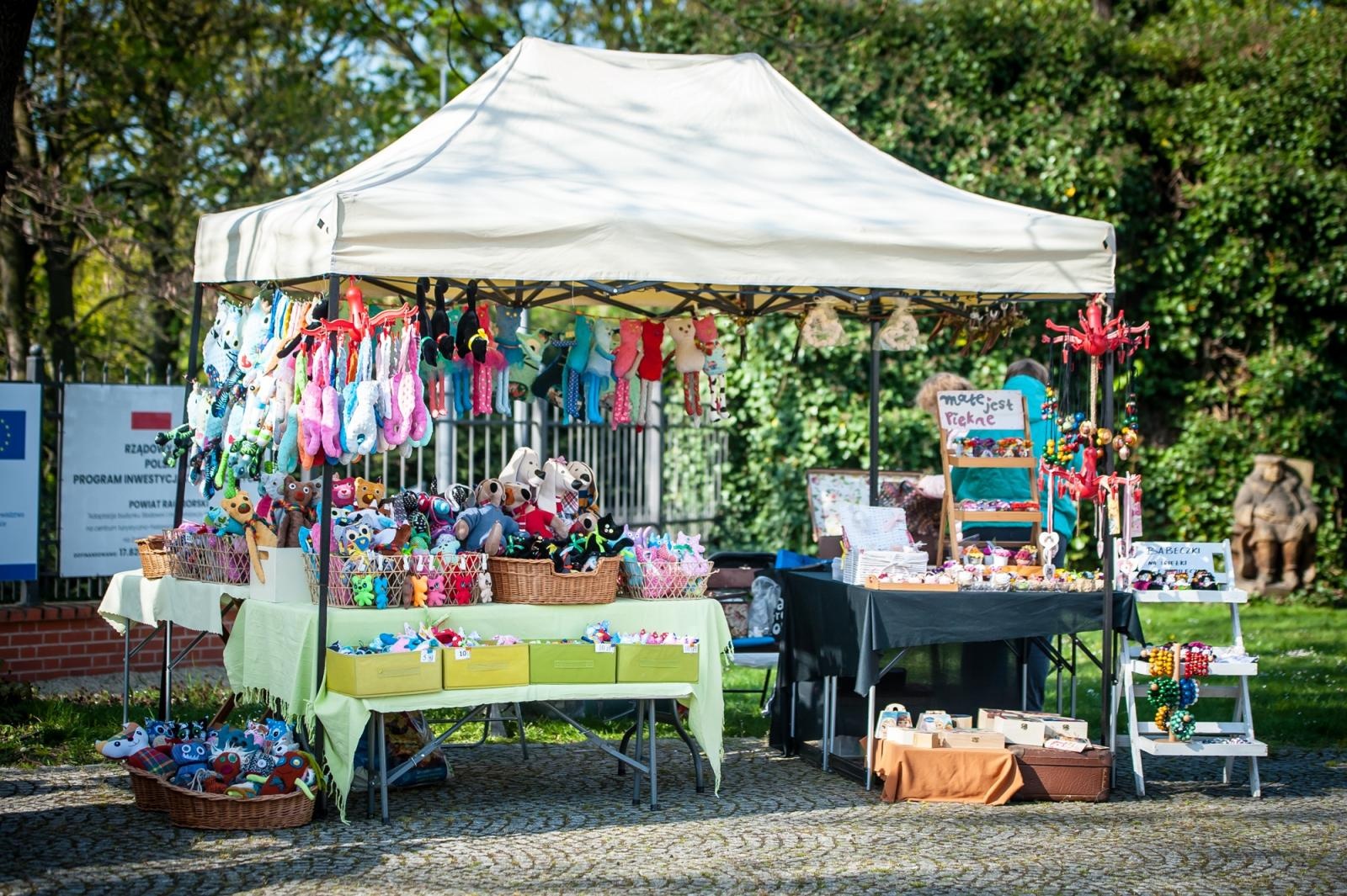 Zdjęcie w galerii na portalu naszraciborz.pl: Ruszył wiosenny jarmark na Zamku Piastowskim w Raciborzu wiadomości z regionu