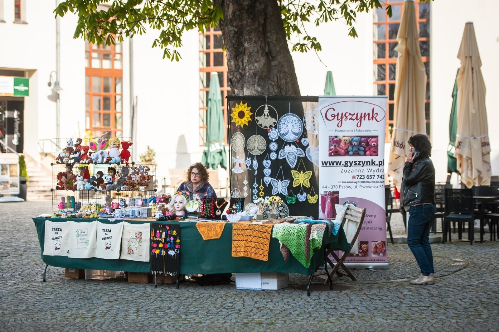 Zdjęcie w galerii na portalu naszraciborz.pl: Ruszył wiosenny jarmark na Zamku Piastowskim w Raciborzu wiadomości z regionu