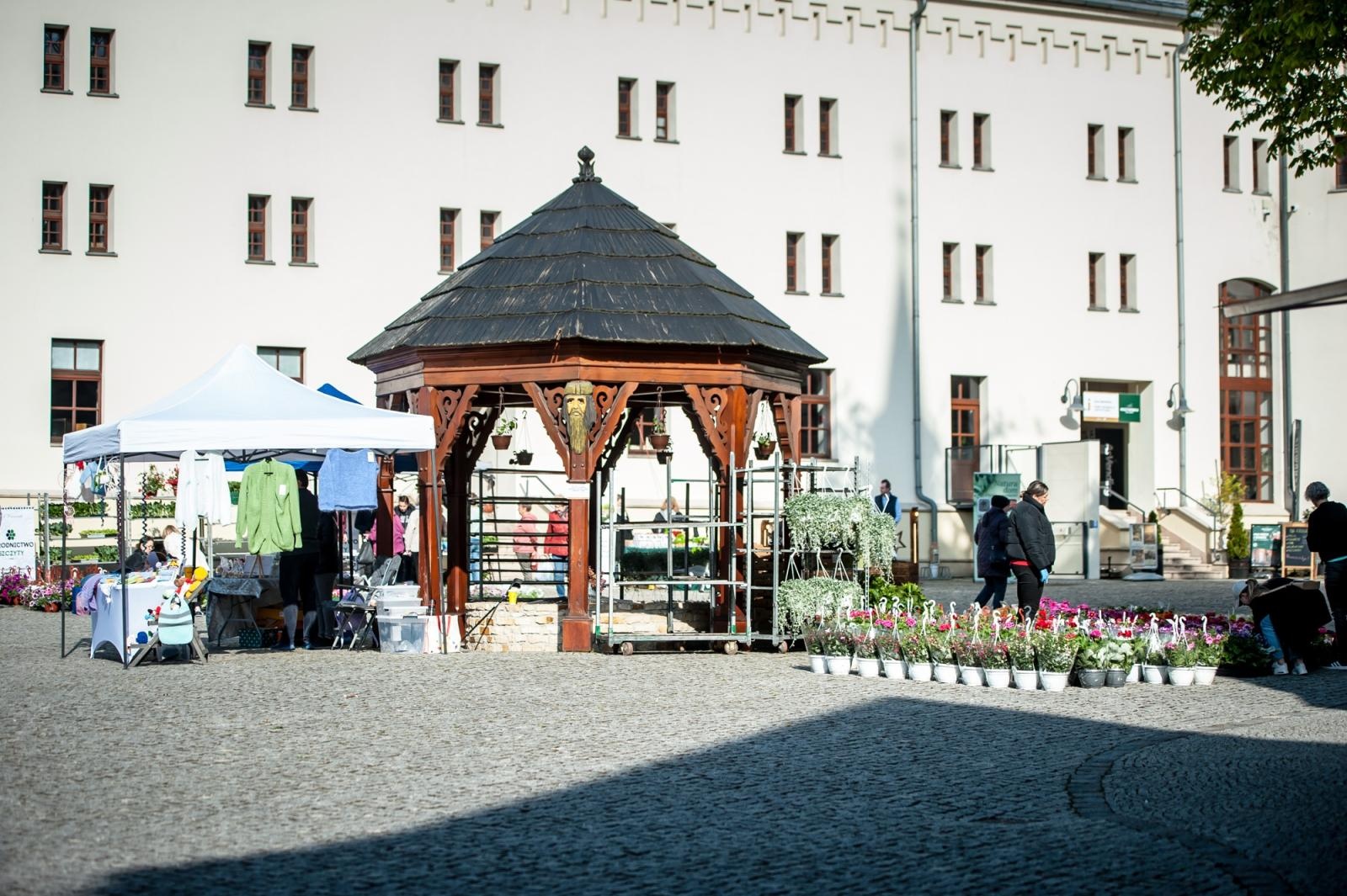 Zdjęcie w galerii na portalu naszraciborz.pl: Ruszył wiosenny jarmark na Zamku Piastowskim w Raciborzu wiadomości z regionu