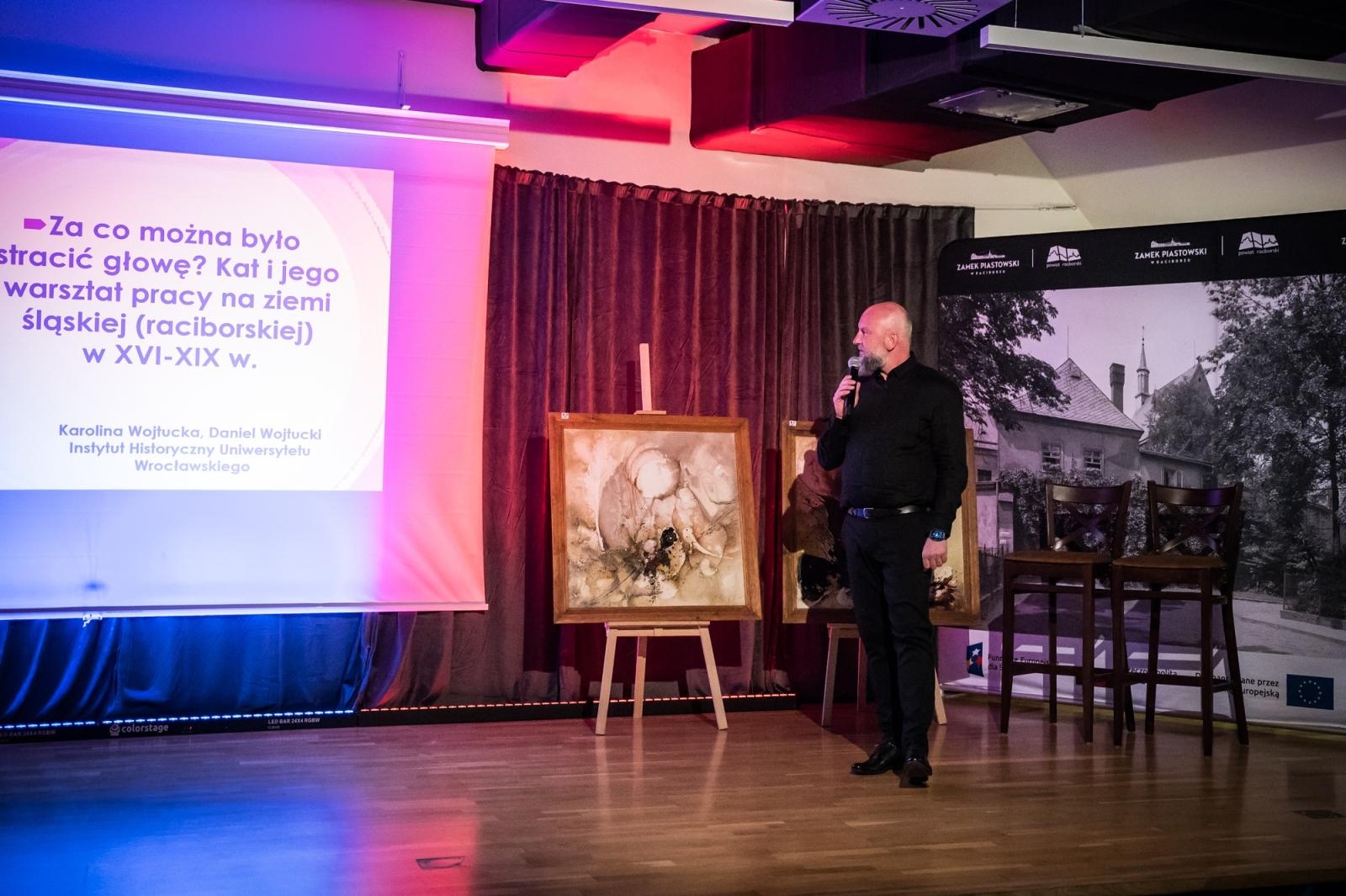 Zdjęcie w galerii na portalu naszraciborz.pl: Piątkowa noc na zamku z mroczną historią i soulem wiadomości z regionu