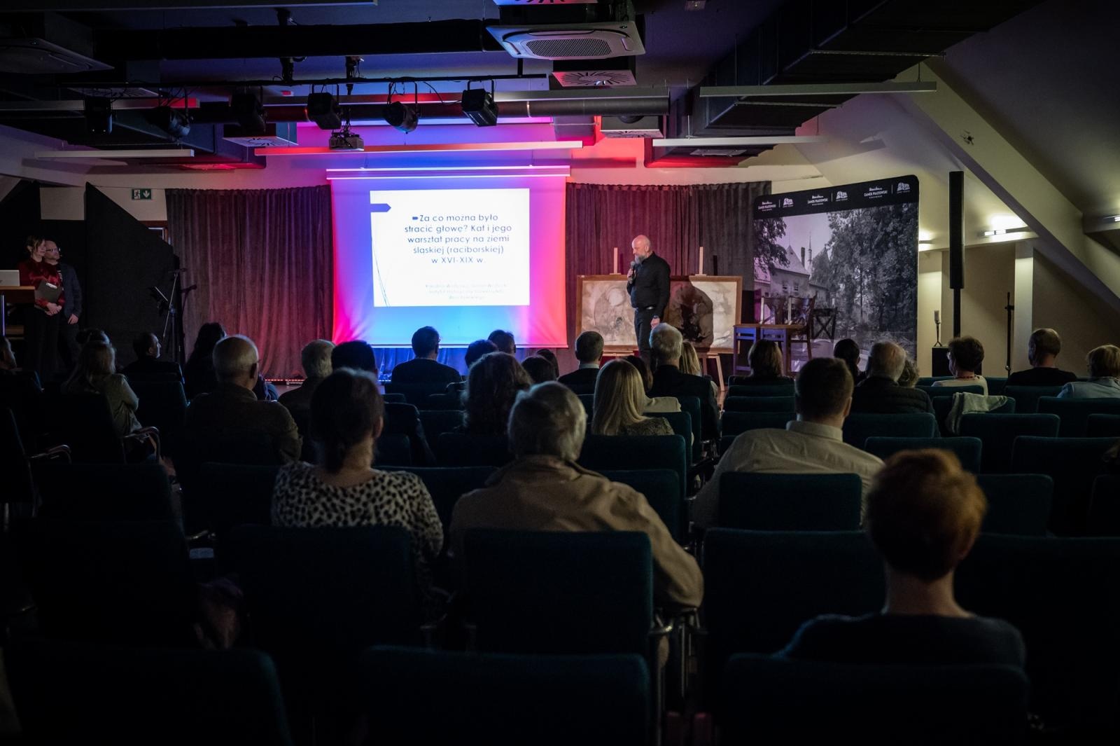 Zdjęcie w galerii na portalu naszraciborz.pl: Piątkowa noc na zamku z mroczną historią i soulem wiadomości z regionu