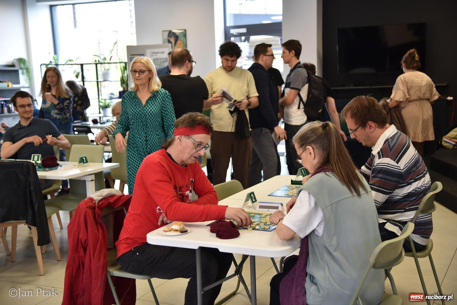Zdjęcie w galerii na portalu naszraciborz.pl: Scrabble po raz pierwszy na dworcu. Mistrzostwa Raciborza na Stacji Młodych wiadomości z regionu
