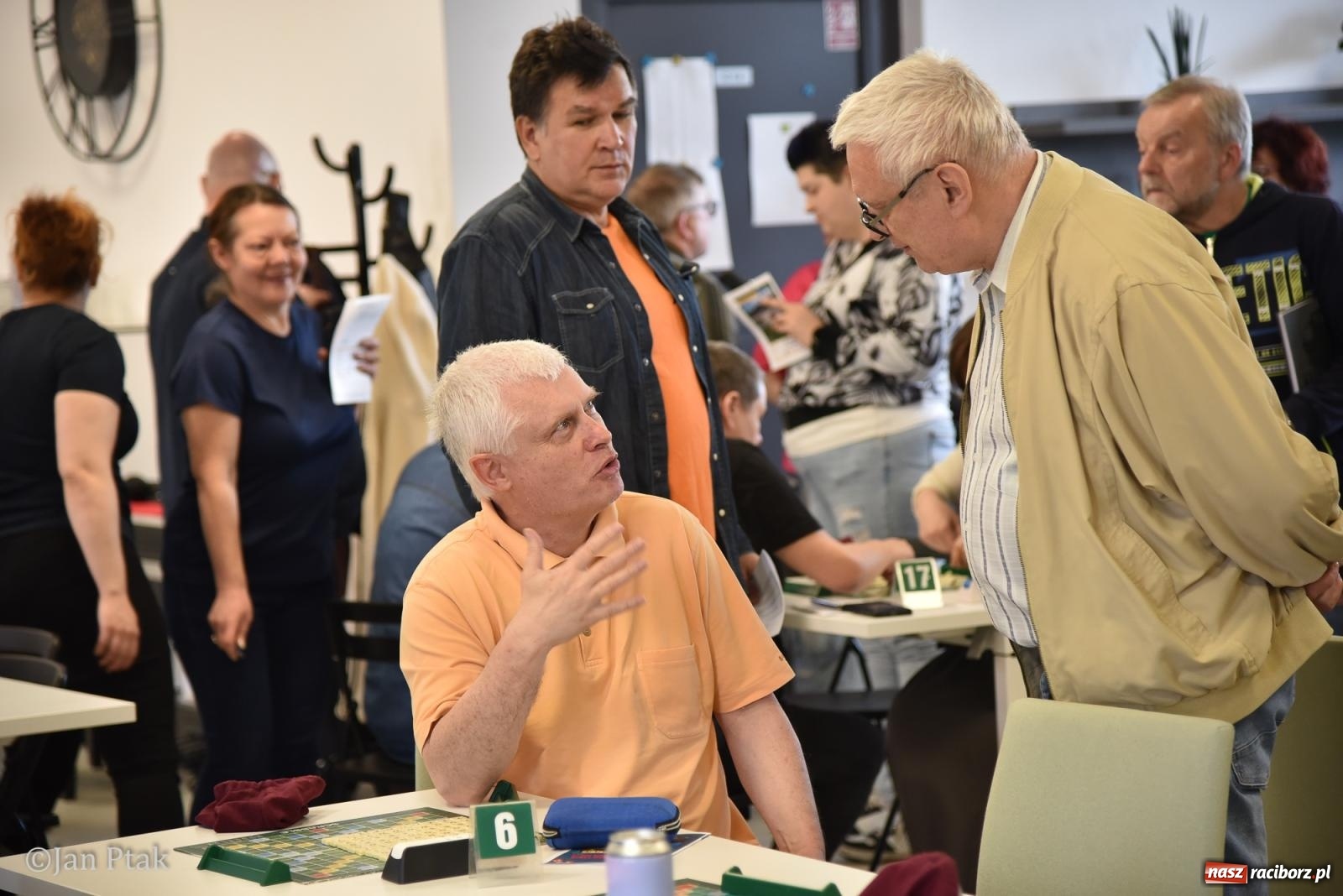 Zdjęcie w galerii na portalu naszraciborz.pl: Scrabble po raz pierwszy na dworcu. Mistrzostwa Raciborza na Stacji Młodych wiadomości z regionu